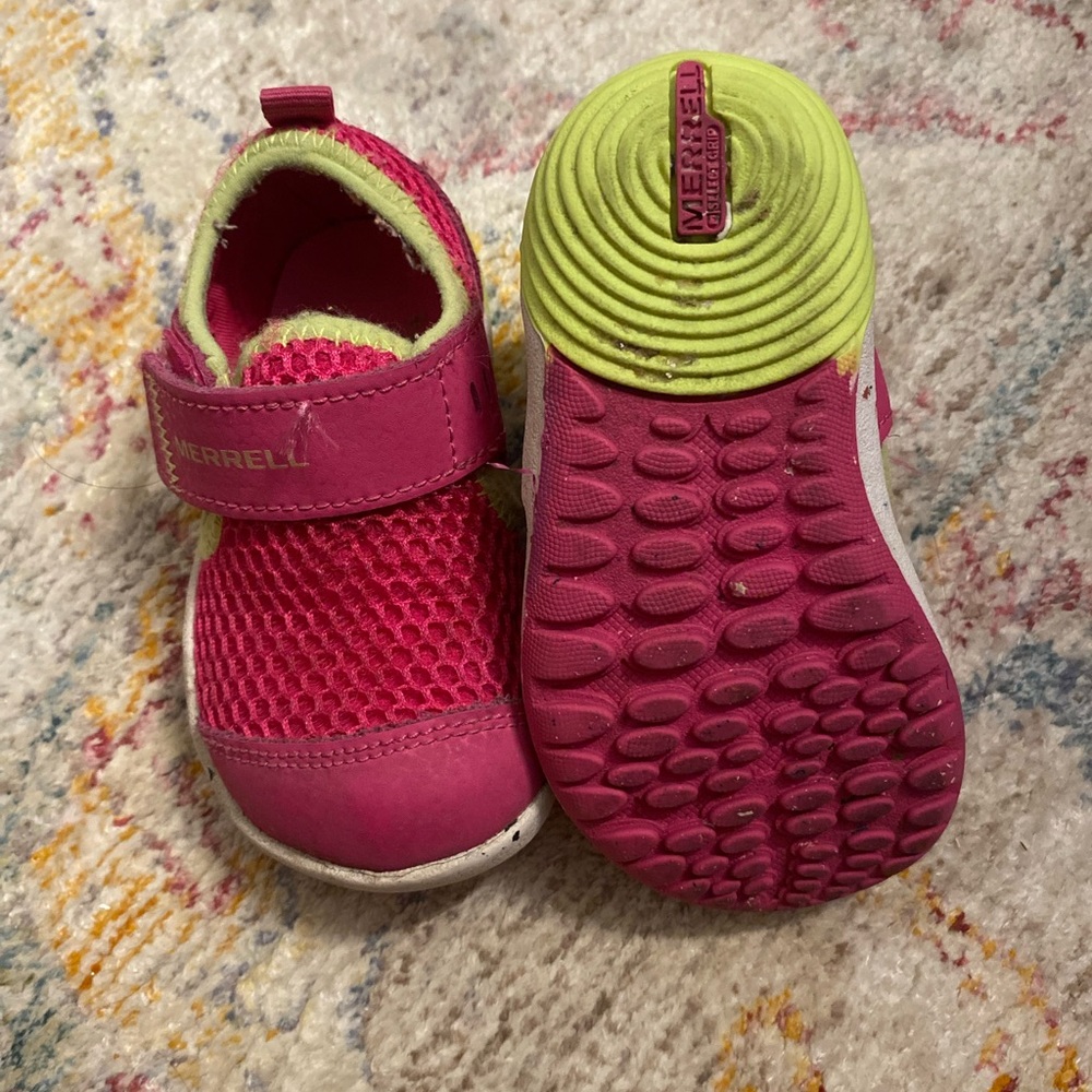 Size 4 Merrell - Picture 2 of 3